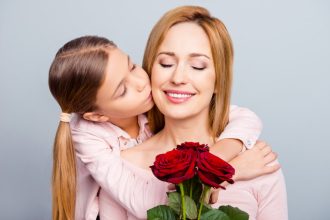 Mère jonglant entre les responsabilités familiales et professionnelles